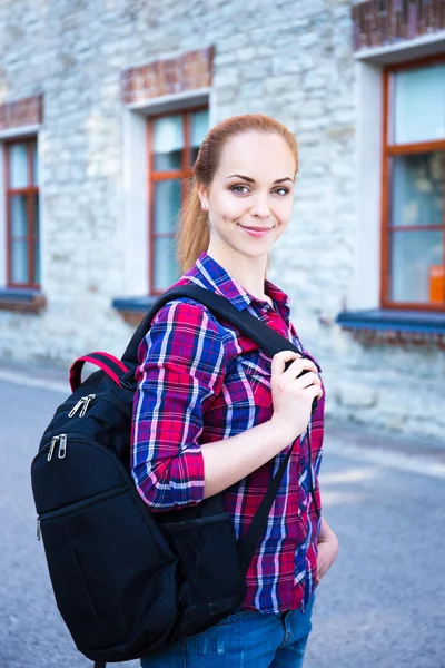 Genç öğrenci kız sokakta duran sırt çantası ile — Stok fotoğraf