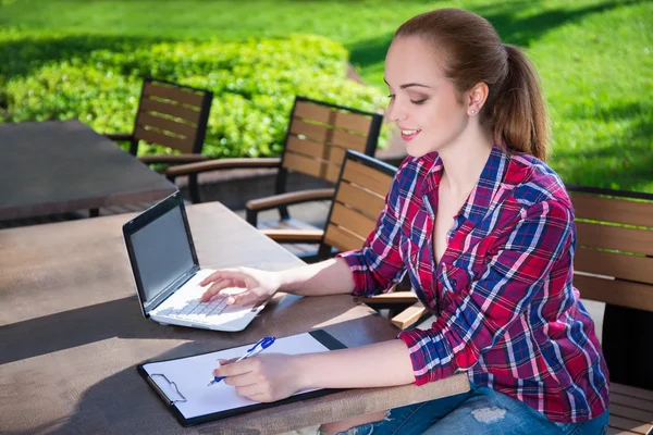 Beautiful teenage student or school girl doing her homework in p — Stock Photo, Image