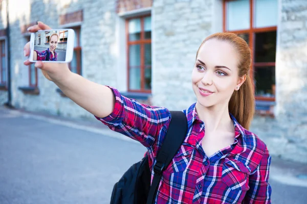 Bela estudante ou menina da escola fazendo foto de selfie em ph inteligente — Fotografia de Stock