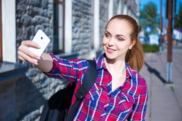 Gyönyörű diák lány így selfie fénykép, a mozgatható telefon — Stock Fotó