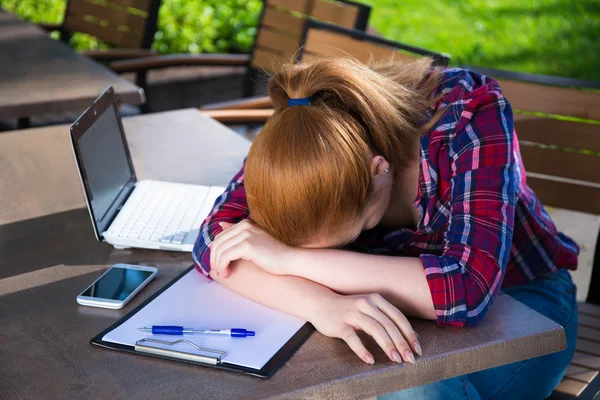 Zmęczony studentów coraz senność podczas pracy na jej laptopie — Zdjęcie stockowe