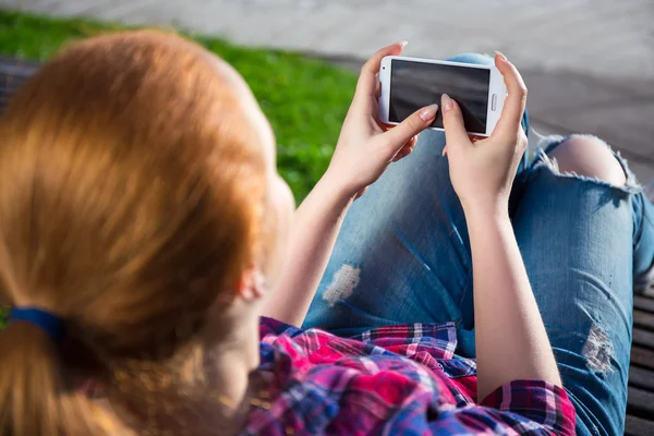 Smart telefon i tonårsflicka händer — Stockfoto