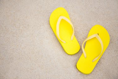 Flip flop yakın çekim ve kumlu bir plaj üzerinde yer kopyalayın