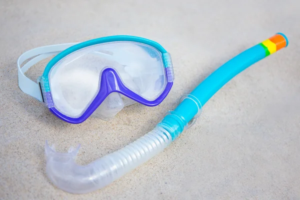 Mascherina di immersione subacquea e snorkeling sulla spiaggia di sabbia blu — Foto Stock