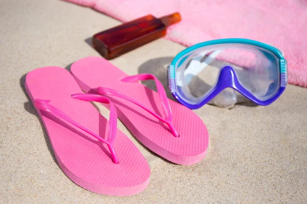 Yaz kavramı - flip flop, havlu, Dalış maske ve güneş lotio — Stok fotoğraf