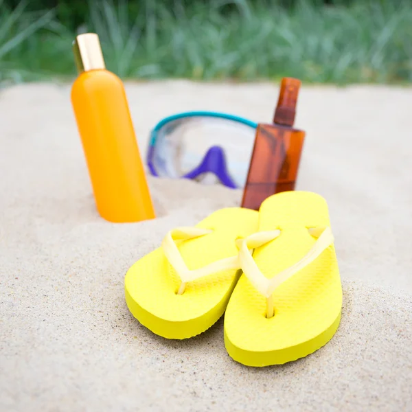 Concepto de playa - sandalias, botellas de la loción de bronceado y mas buceo — Foto de Stock