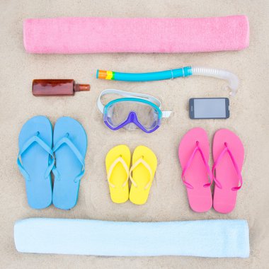 Aile tatil kavramı - yaz plaj aksesuarları kum üzerinde