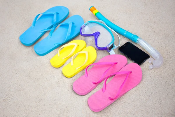 Family vacation concept - flip flops, diving mask and phone on t — Stock Photo, Image
