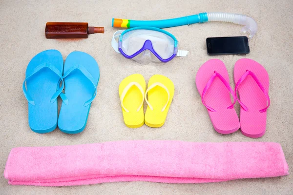 Concepto de viaje en familia - accesorios de playa de verano en la arena — Foto de Stock