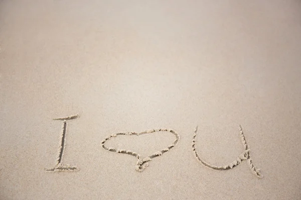 Orden "Jag älskar dig" skrivet i sand — Stockfoto