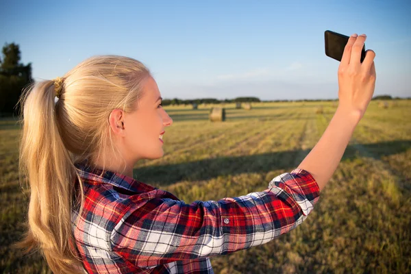 Garota belo país fazendo selfie foto no smartphone em fiel — Fotografia de Stock