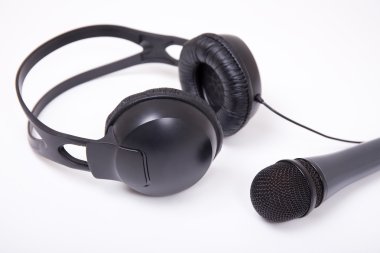 müzik konsepti - mikrofon ve kulaklık beyaz üzerinde kapat