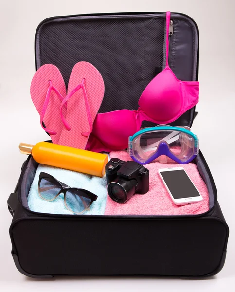 Preparación para el concepto de viaje - maleta abierta llena de viajes tema — Foto de Stock