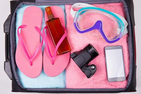 Zomer concept - koffer vol van vakantie items — Stockfoto