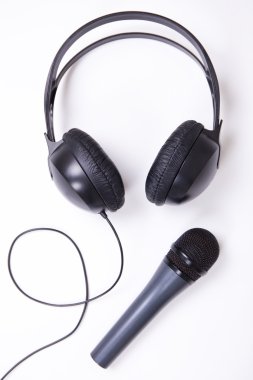 müzik konsepti - mikrofon ve kulaklık üzerinde beyaz