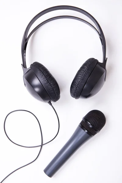 Concetto di musica - microfono e cuffie sopra bianco — Foto Stock