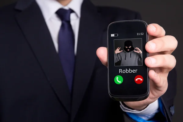Телефон Концепция ограбления - рука Холдинг смарт-телефон с входящих c — стоковое фото