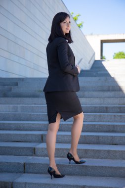 kariyer kavramı - st üzerinde duran iş elbiseli güzel kadın