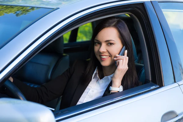 Donna di affari comunica sul smartphone nella sua auto — Foto Stock