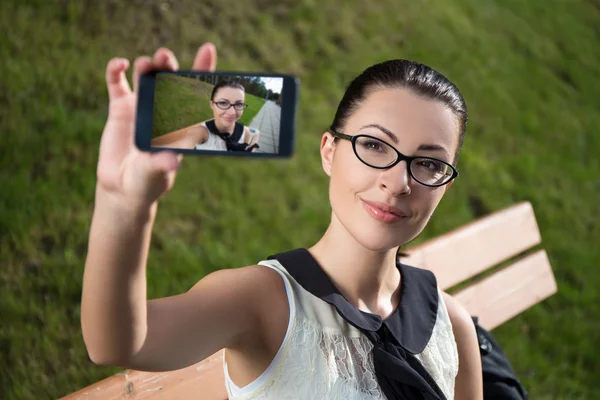 Красивая женщина, делая selfie фото на смарт-телефон — стоковое фото