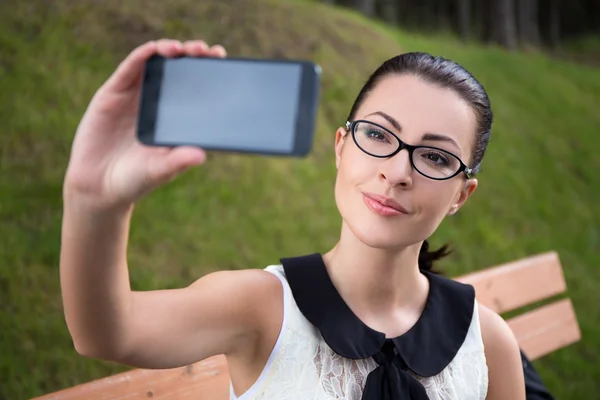 Porträtt av ung kvinna att göra selfie Foto — Stockfoto