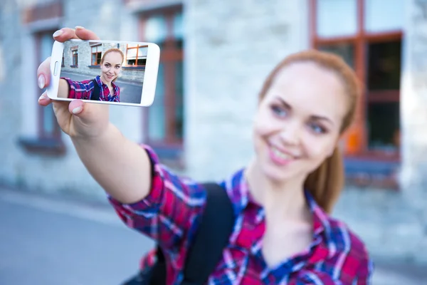 Bela estudante ou menina da escola fazendo selfie foto no móvel p — Fotografia de Stock