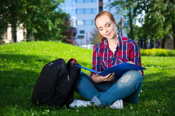 Genç öğrenci ya da okul kız parkta oturan sırt çantası ile — Stok fotoğraf