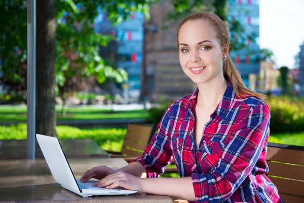 Tonårig flicka sitter med laptop i café — Stockfoto