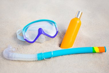 Yaz kavramı - maske ve güneş losyonu şişesi üzerinde kumlu b dalış