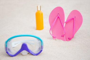 Dalış maskesi, yakın çekim, flip flop ve güneş losyonu şişesi üzerinde 