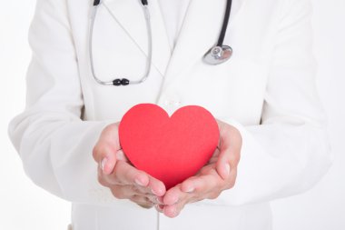 Sağlık kavramı - beyaz izole kırmızı kalp tutan doktor