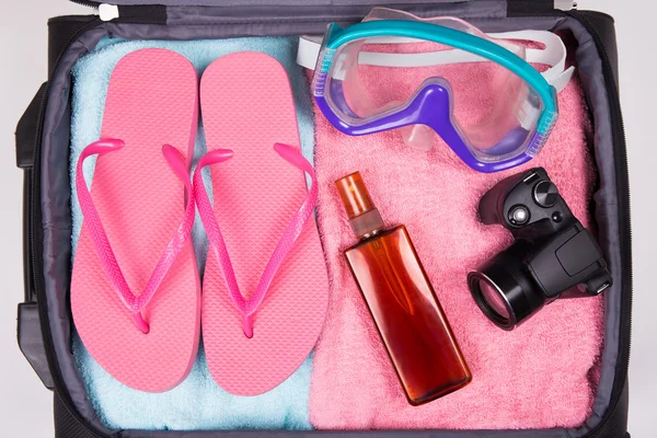 Zomer vakantie concept - Lunchpakket koffer vol van vakantie items — Stockfoto