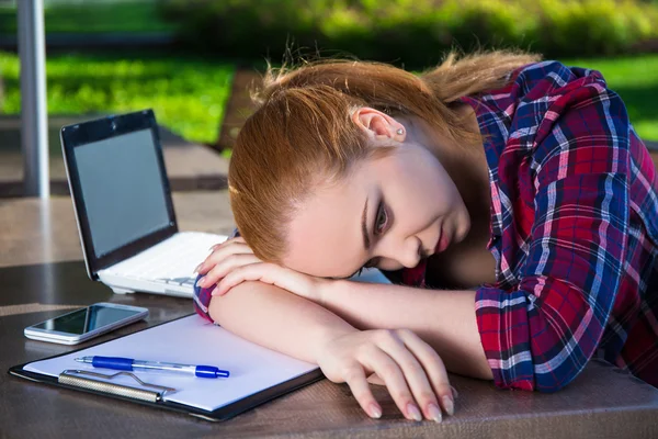Schön müde Teenager-Mädchen mit Laptop und Notebook im Sommer — Stockfoto