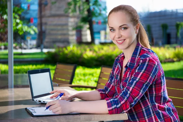 Beautiful teenage student or school girl doing homework in park — Stock Photo, Image