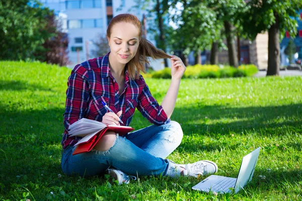 Teenage student of school meisje zit in park — Stockfoto