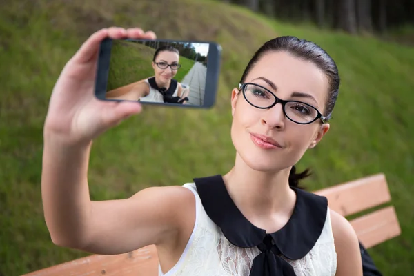 Porträtt av glad ung kvinna att göra selfie Foto — Stockfoto
