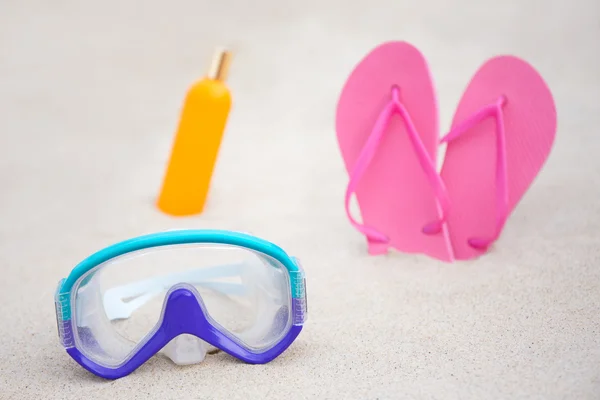 夏 - ダイビング マスク、ビーチ サンダル、日焼け止めローション b のクローズ アップ — ストック写真