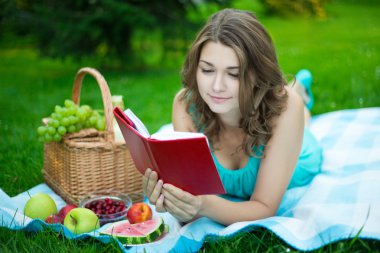 yalan ve kitap okuma piknik sepeti ile genç güzel kadın