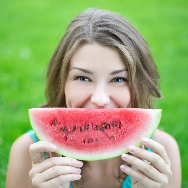 Bela mulher sorridente com uma fatia de melancia — Fotografia de Stock