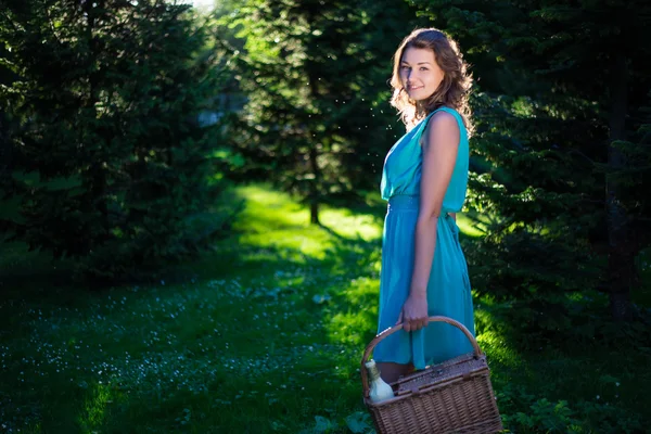 Młoda piękna kobieta z kosz piknikowy i butelką wina w e — Zdjęcie stockowe