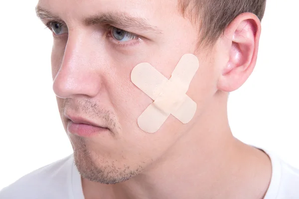 Chiuda sul ritratto di un uomo ferito con cerotto adesivo sulla sua ch — Foto Stock