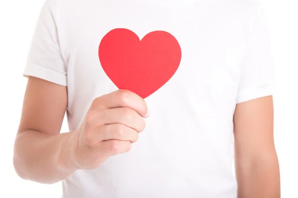 Любов або концепція охорони здоров'я людина тримає червоне паперове серце — стокове фото