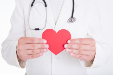 Sağlık kavramı - üzerinde izole kırmızı kağıt kalp tutan doktor