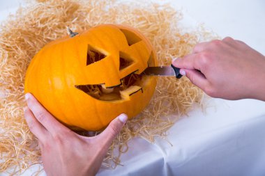 Erkek el kabak Jack-O-Lantern Hallow için oyma yakın çekim