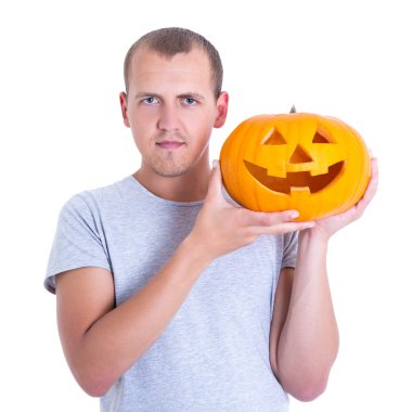 Cadılar Bayramı kavramı - kabak Jack-O-Lantern isolat ile genç adam