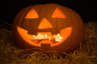 Cadılar Bayramı Balkabağı Jack-O-Lantern ışıklı mum üzerinde b