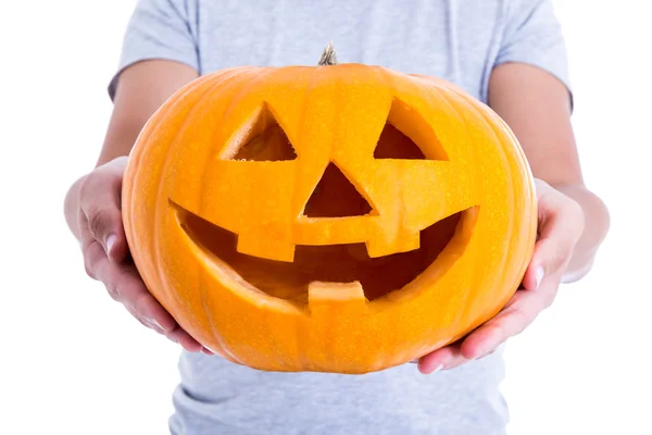 Koncept Halloween - dýně Jack-O-Lantern v mužských rukou — Stock fotografie