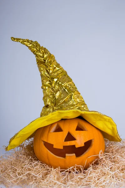 Concept d'Halloween - citrouille Jack-O-Lanterne en chapeau de sorcière — Photo