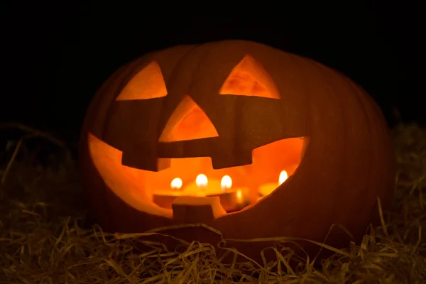 Halloween dýně Jack-O-lucernou osvětlená svíčkami v dar — Stock fotografie