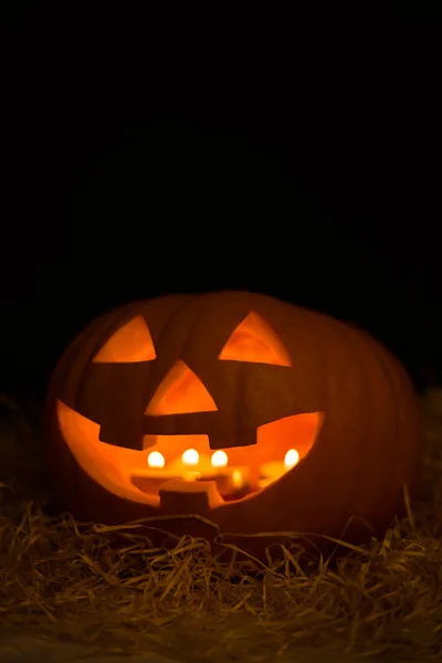 Halloween dýně osvětlené svíčkami ve tmě — Stock fotografie